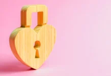 Come capire se piaci a un ragazzo: 20 segni che ti ama di nascosto